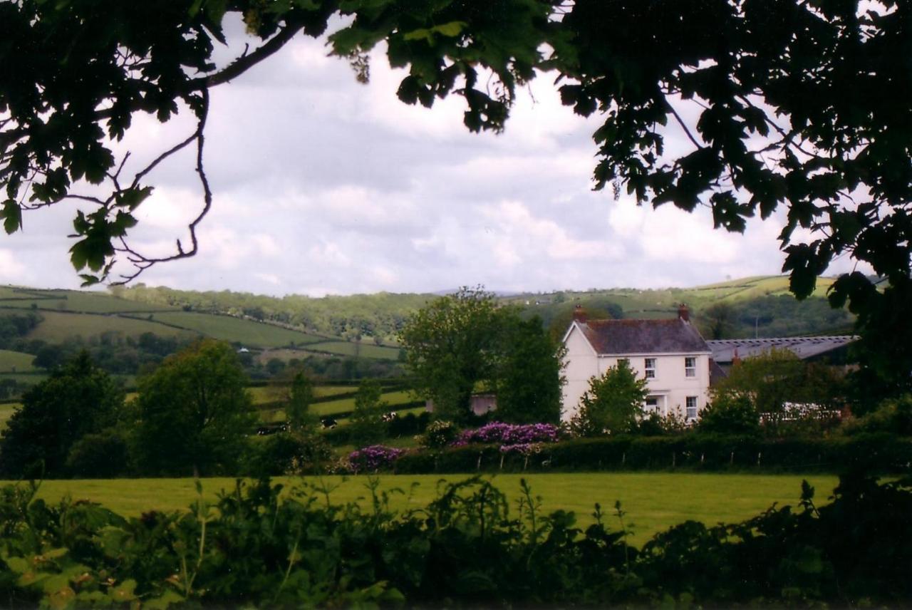 Glascoed Farmhouse カーマーゼン エクステリア 写真